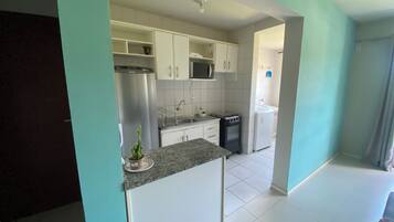 Apartamento conforto, vista para a cidade | Cozinha privada | Geladeira, micro-ondas, fogão, cooktop