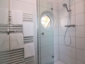 House | Bathroom | Shower, towels - Chalet mit Aussensauna in Wendorf (Kuhlen-Wendorf)