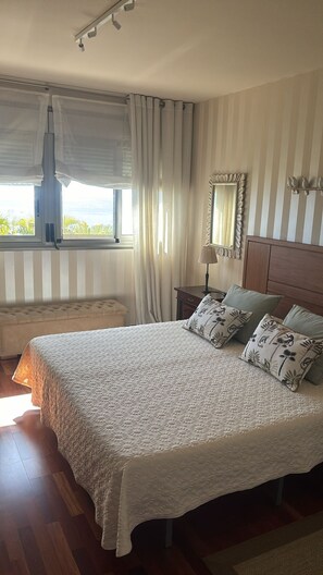 3 habitaciones, tabla de planchar con plancha y cuna de viaje 