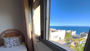 A balcony with a view of the sea and buildings. - Villa Fénix Premium (Santa Cruz de Tenerife)