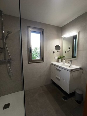 Een haardroger, een bidet, handdoeken, zeep