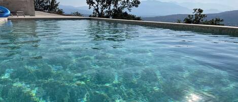 Een verwarmd zwembad