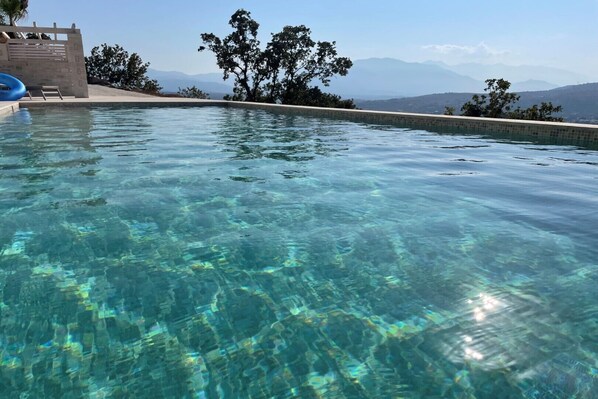 Een verwarmd zwembad