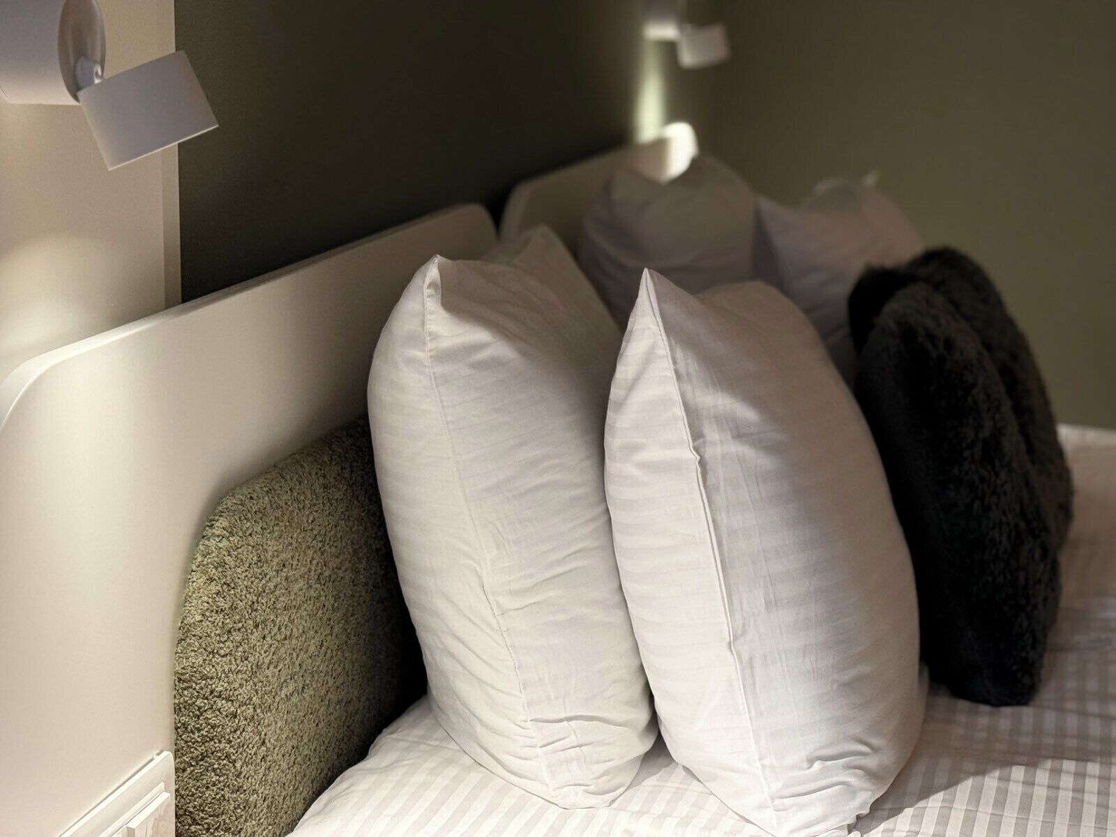 Bureau, espace de travail pour ordinateur portable