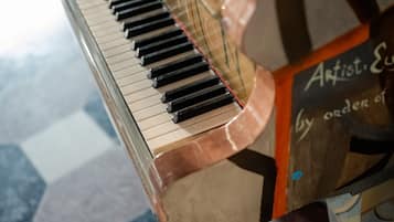 Ein Klavier mit Holzfurnier und einem Schild mit der Aufschrift 'Artist. E.'