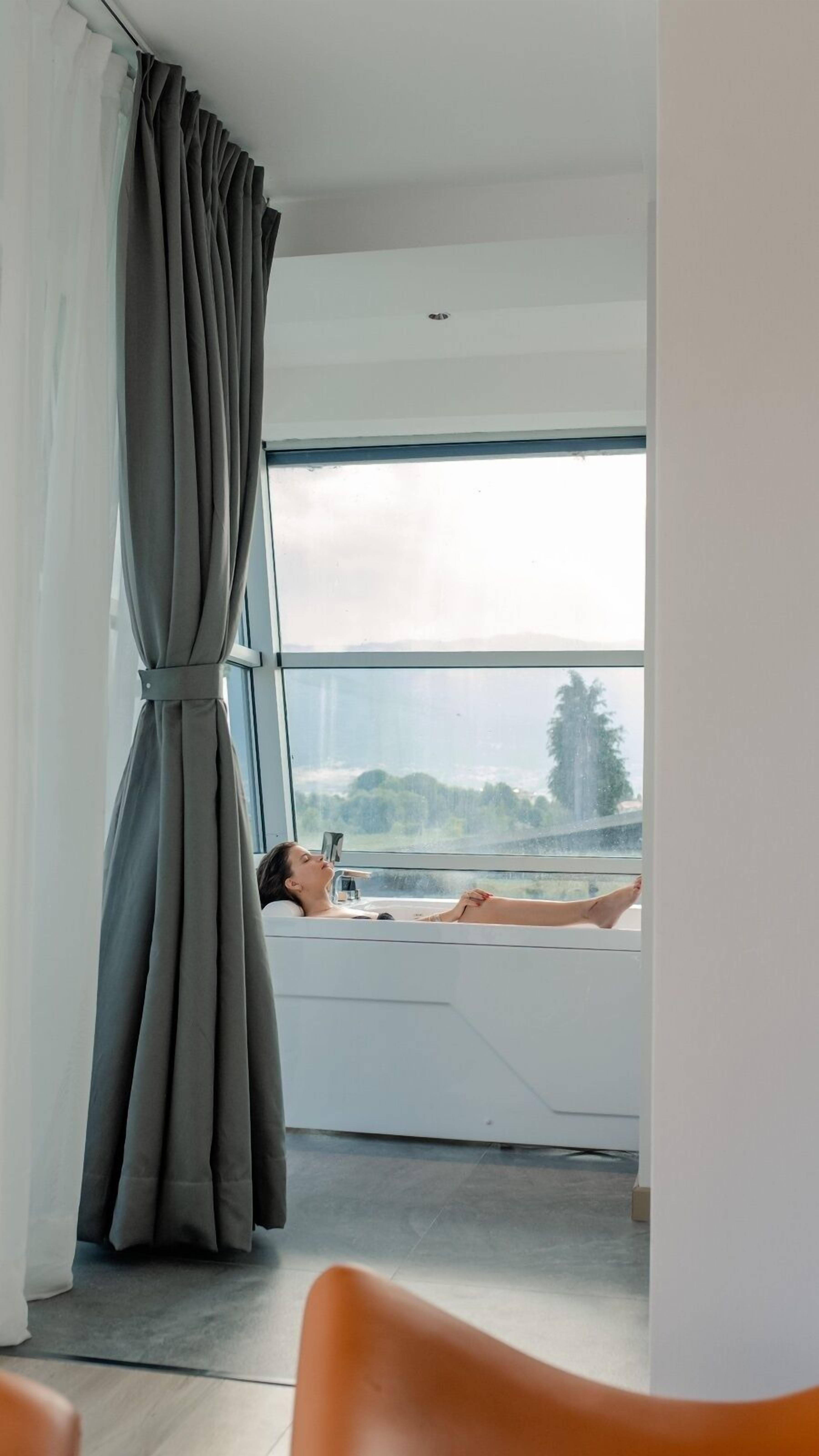 Deluxe Suite, Lake View | Desk, soundproofing, free WiFi