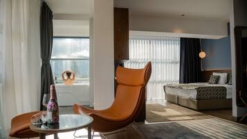 Deluxe-Suite, Seeblick | 1 Schlafzimmer, Schreibtisch, schallisolierte Zimmer, kostenloses WLAN