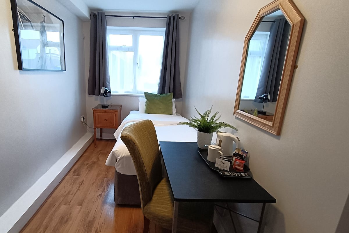 Basic Single Room, 1 Single Bed, Shared Bathroom | Desk, laptop workspace, blackout curtains, free WiFi
