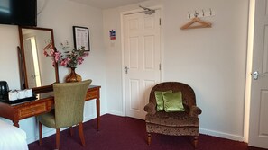 トリプルルーム 専用バスルーム | デスク、ノートパソコン用作業スペース、遮光カーテン、WiFi (無料)