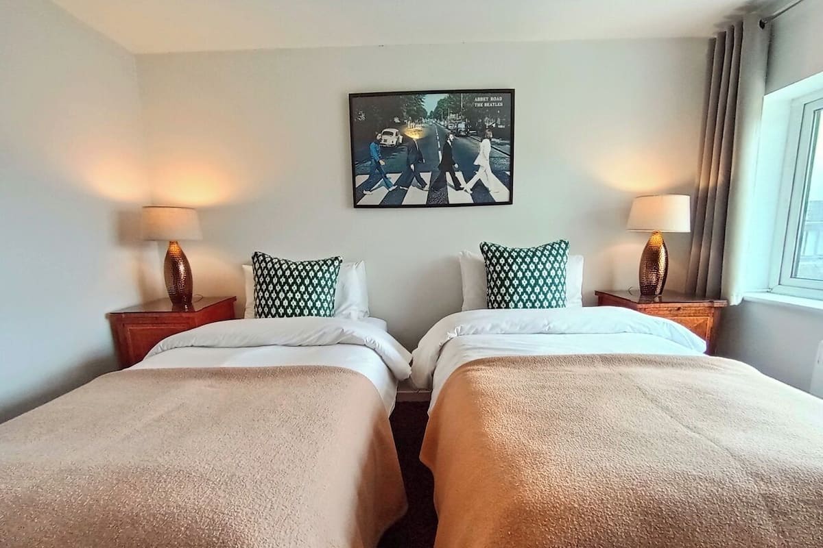 Twin Room, Private Bathroom | Desk, laptop workspace, blackout curtains, free WiFi