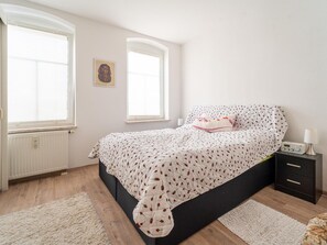 1 habitación, muebles diferentes y ropa de cama 