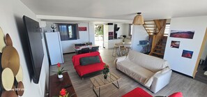 Smart-TV, Tischtennisplatte, Bücher