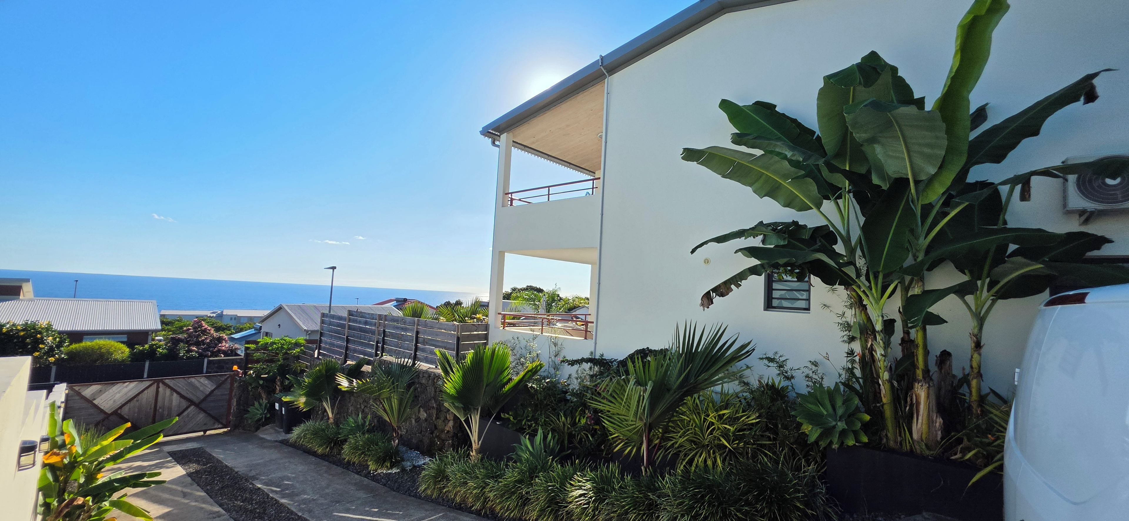 Un bâtiment moderne doté d’un balcon donnant sur une zone côtière.