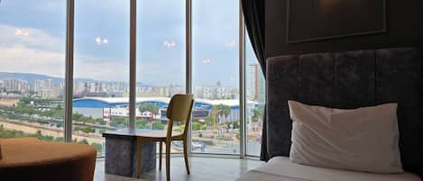 Suite Confort, vue sur la ville | 1 chambre, draps en coton égyptien, literie de qualité, minibar