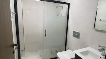 Douche, sèche-cheveux, serviettes fournies, savon