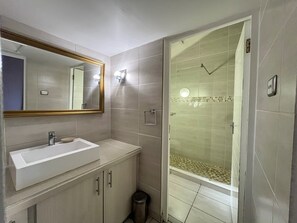 คลาสสิกวิลล่า, ลานระเบียง, วิวสวน | ห้องน้ำ