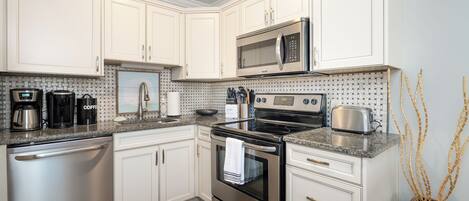 Geladeira, micro-ondas, fogão, cooktop