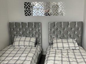 2 bedrooms, iron/ironing board, WiFi, bed sheets - Comfortable 2-bedroom apartment in awesome London with WiFi (London)