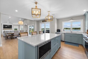 Coffee/tea maker, fridge, microwave, oven - Water Front Cottage On The Sou'West River, Close To Amazing Beaches and Golfing (Kensington)