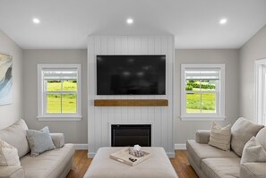 Smart TV, fireplace - Water Front Cottage On The Sou'West River, Close To Amazing Beaches and Golfing (Kensington)