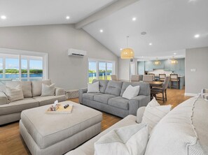 Smart TV, fireplace - Water Front Cottage On The Sou'West River, Close To Amazing Beaches and Golfing (Kensington)