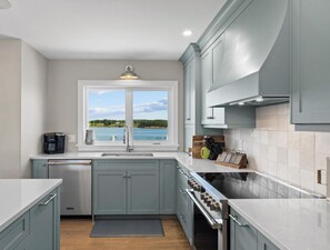 Coffee/tea maker, fridge, microwave, oven - Water Front Cottage On The Sou'West River, Close To Amazing Beaches and Golfing (Kensington)