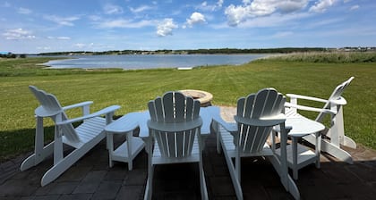 Water Front Cottage On The Sou'West River, Close To Amazing Beaches and Golfing