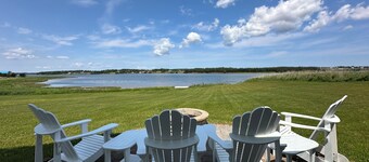 Water Front Cottage On The Sou'West River, Close To Amazing Beaches and Golfing