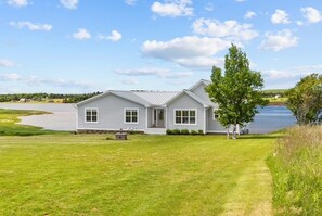 Exterior - Water Front Cottage On The Sou'West River, Close To Amazing Beaches and Golfing (Kensington)