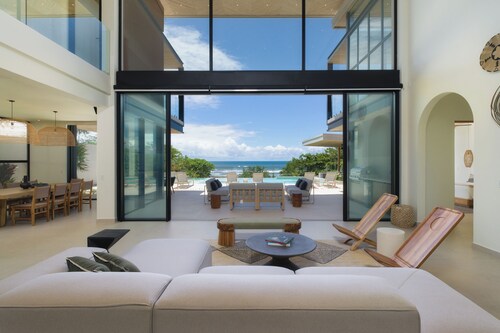 Beachfront staffed Villa w/breakfast, jacuzzi, pizza oven, golf cart included