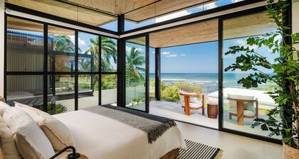 Beachfront staffed Villa w/breakfast, jacuzzi, pizza oven, golf cart included