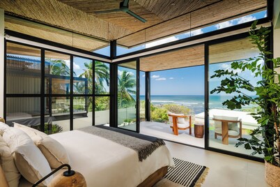 Beachfront staffed Villa w/breakfast, jacuzzi, pizza oven, golf cart included