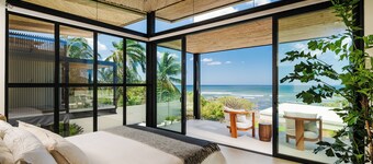 Beachfront staffed Villa w/breakfast, jacuzzi, pizza oven, golf cart included