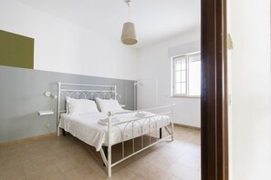 3 makuuhuonetta, silitysrauta/-lauta, ilmainen Wi-Fi, vuodevaatteet