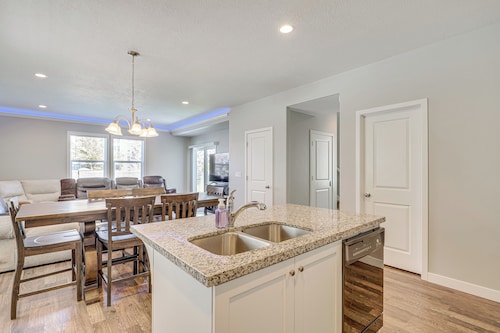 8 Mi to Loveland Aquarium: Mtn Home in Herriman!