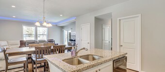 8 Mi to Loveland Aquarium: Mtn Home in Herriman!