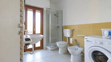 Doccia, asciugacapelli, bidet, asciugamani