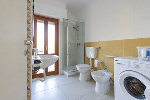 Doccia, asciugacapelli, bidet, asciugamani