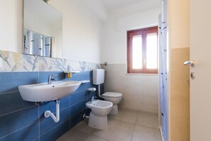 Dusche, Haartrockner, Bidet, Handtücher
