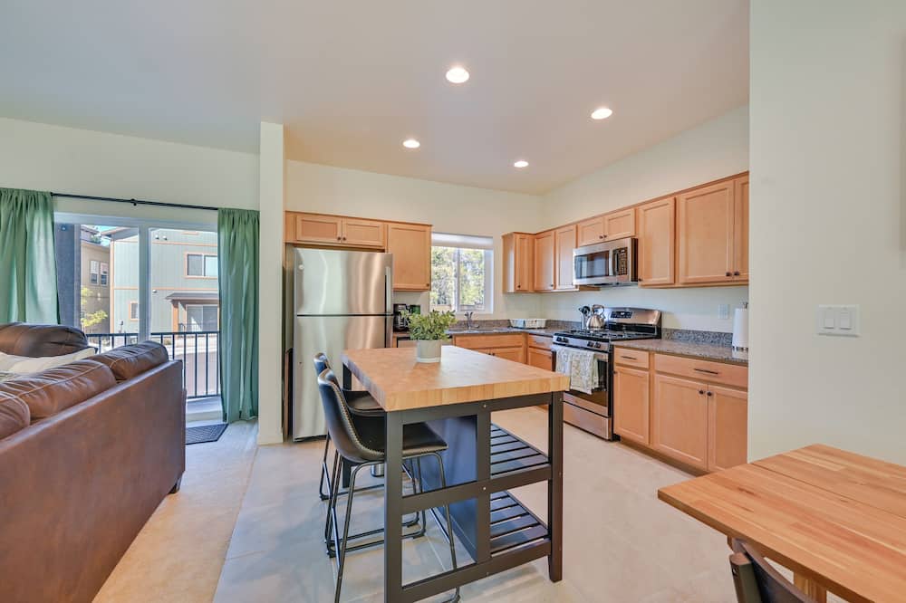 2 Mi to Dtwn Flagstaff: Home w/ Balcony!
