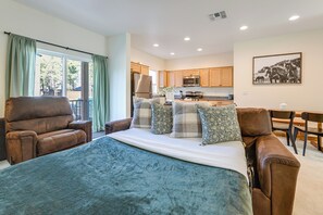 Interior - 2 Mi to Dtwn Flagstaff: Home w/ Balcony! (Flagstaff)