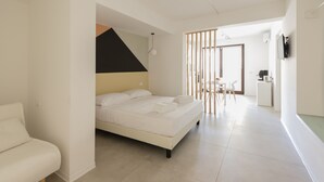 Ein modernes Schlafzimmer mit Bett, Schreibtisch und Stuhl.
