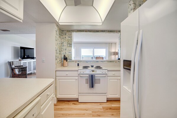 Apartment (2 Bedrooms) | Interior - Beachfront Condo w/ Pool Access in Ponce Inlet (Ponce Inlet)