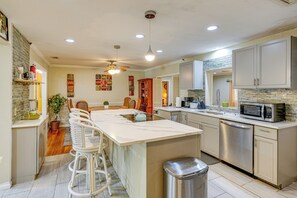 House (5 Bedrooms) | Interior