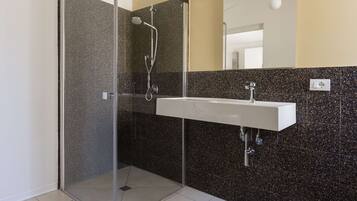 Doccia, asciugacapelli, bidet, asciugamani