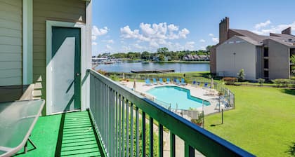Lake Conroe Condo w/ Pool Access + Balcony!