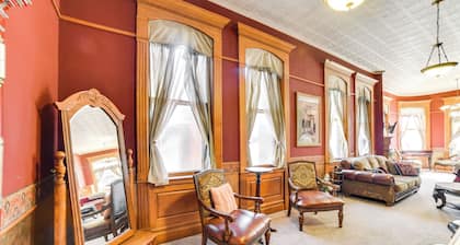 Downtown Yankton Suite: Walk to Restaurants!