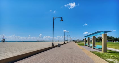 1 Mi to Beach: Home w/ Patio & Grill in Hampton!