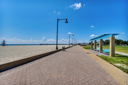 1 Mi to Beach: Home w/ Patio & Grill in Hampton!