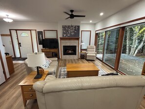 Smart-TV, peis, DVD-spiller og bøker